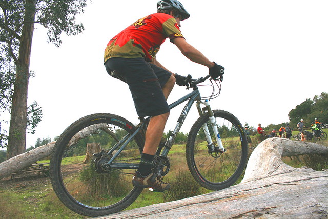 Assaduras em ciclistas, homem pedala com bermuda de ciclismo