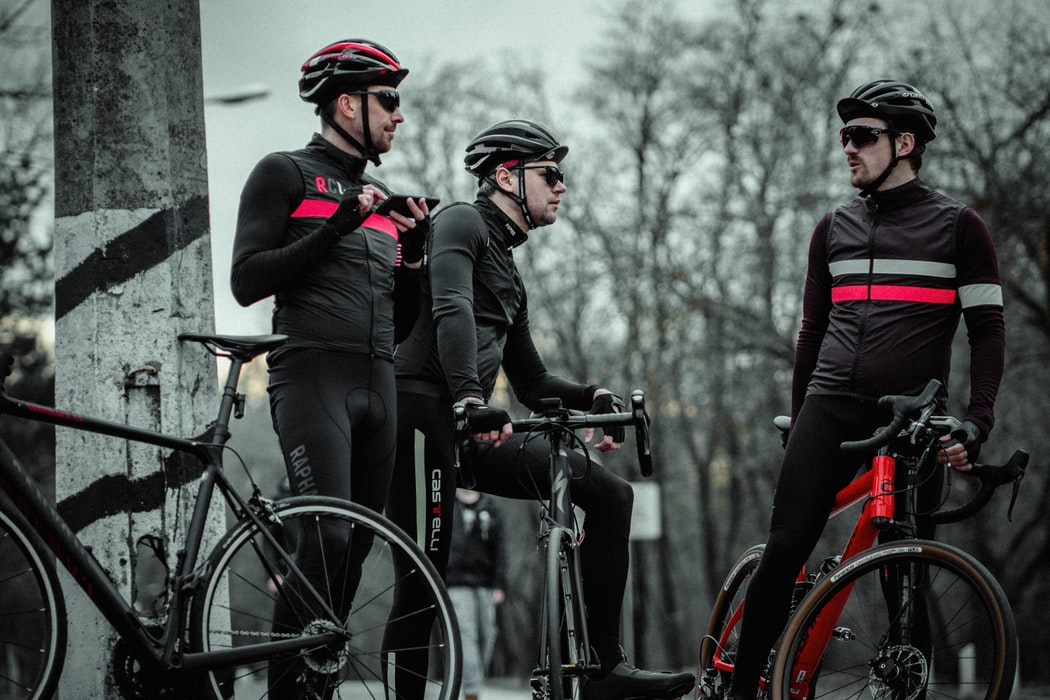 Calça de ciclismo, ciclistas na estrada no inverno